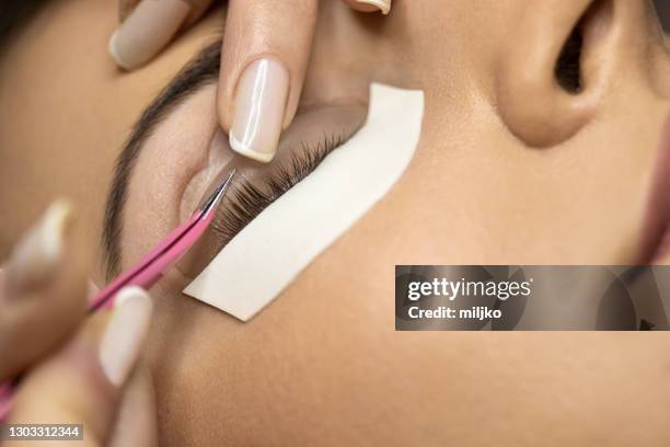wimperlaminatiebehandeling in de salon - wimper stockfoto's en -beelden