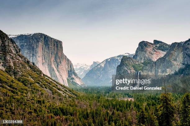 view of the yosemite valley national park - vallée de yosemite photos et images de collection