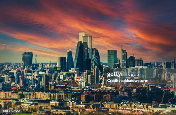 moderne skyline von london mit dramatischem sonnenuntergang - city of london aerial stock-fotos und bilder