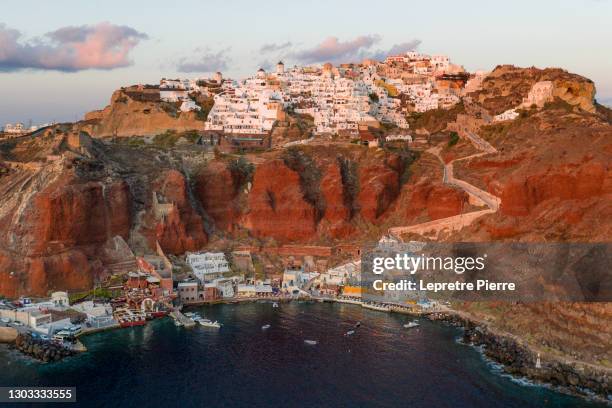 amoudi bay at sunset, oia, santorini island, greece - oia santorin stock-fotos und bilder