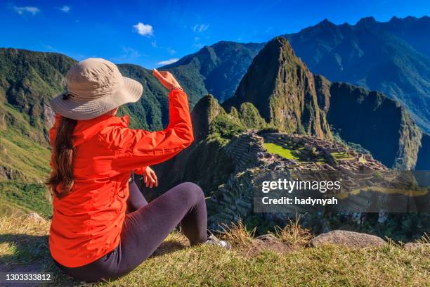 touristinnen mit blick auf machu picchu - berg huayna picchu stock-fotos und bilder