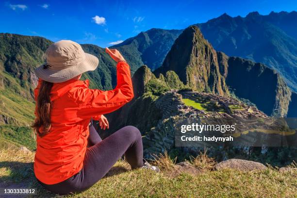 マチュピチュを見ている女性観光客 - ワイナピチュ山 ストックフォトと画像
