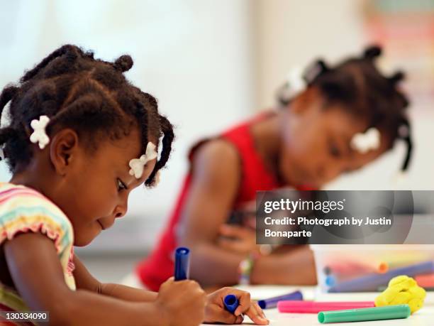 two girls drawing and coloring in school - kid with markers 個照片及圖片檔