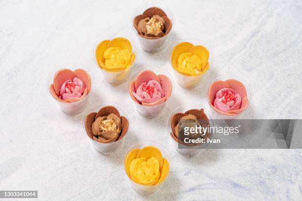 creamy, butter cookie with rose shape - gift japan photos et images de collection