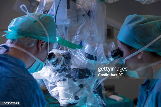 micro cirugía con robot de cirugía - neurocirugia fotografías e imágenes de stock