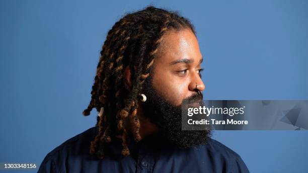 young man looking to side - black male profile stockfoto's en -beelden