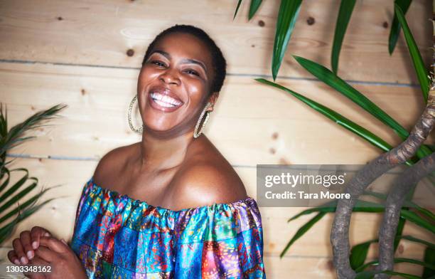 portrait of smiling woman - front flash photography foto e immagini stock