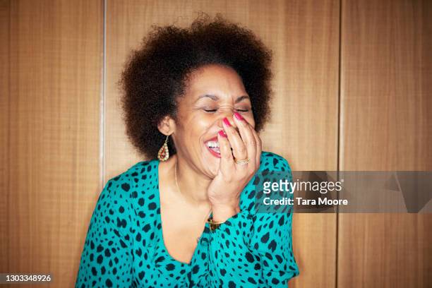 mature woman laughing - black woman laughing stockfoto's en -beelden