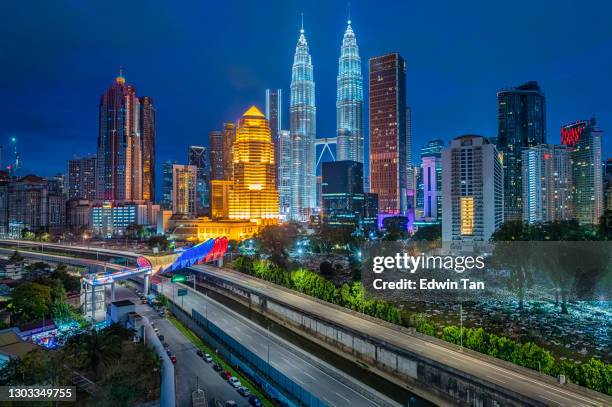 kuala lumpur paesaggio urbano di notte con collegamento ponte saloma tra città vecchia e nuovi edifici della città attraverso l'autostrada - kuala lumpur foto e immagini stock