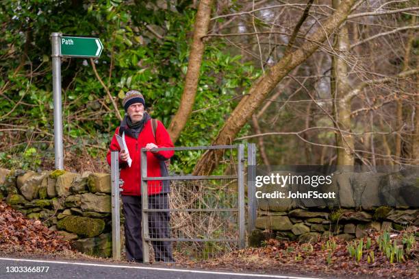 hogere mens die een poort aan een voetpad opent - galloway schotland stockfoto's en -beelden