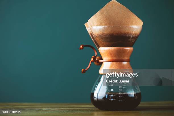 il caffè a goccia è delizioso - bricco per il caffè foto e immagini stock