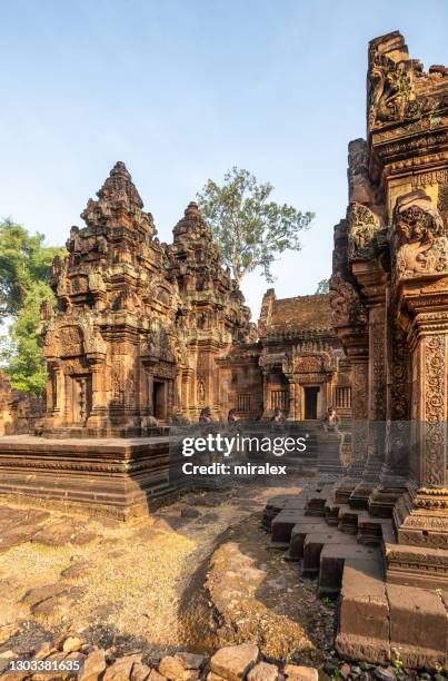nahaufnahme des banteay srei tempels in angkor, kambodscha - banteay srei stock-fotos und bilder