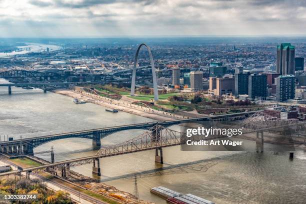 st. louis cityscape aerial - views of the gateway arch stock-fotos und bilder