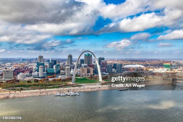 st. louis skyline - gateway arch st louis stock pictures, royalty-free photos & images