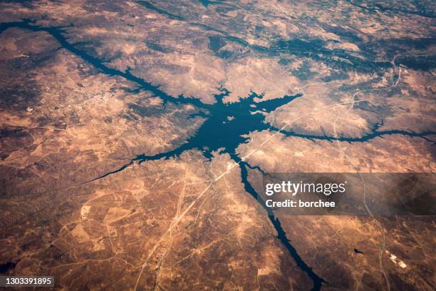 embalse de alcántara desde arriba - río tajo fotografías e imágenes de stock