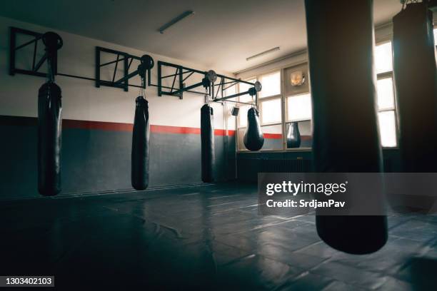 leerer fitnessraum mit schweren taschen - boxer stock-fotos und bilder