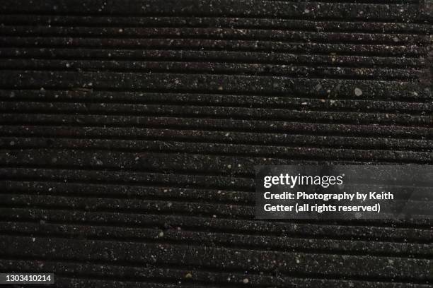 a dark floor mat - rubber photos et images de collection