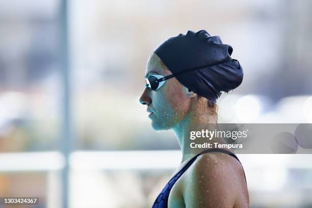 adaptive athlete swimmer - swimming goggles stock pictures, royalty-free photos & images