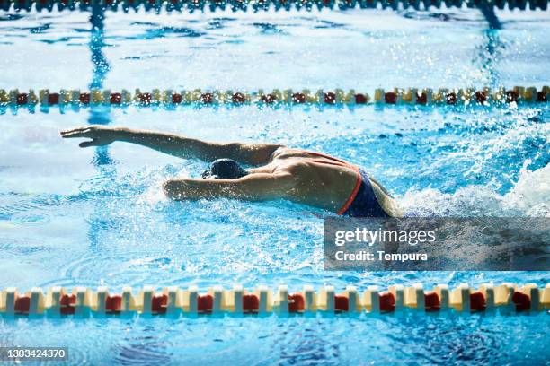 adaptive athlete swimming and training. - atleta com deficiência imagens e fotografias de stock