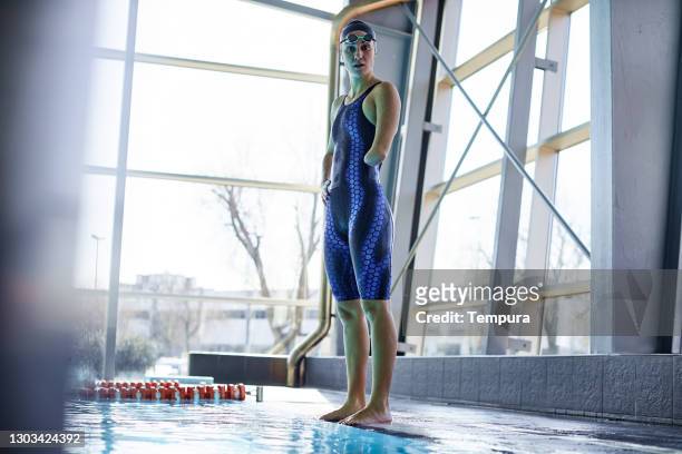 Nadador atleta adaptativo mirando la cámara.