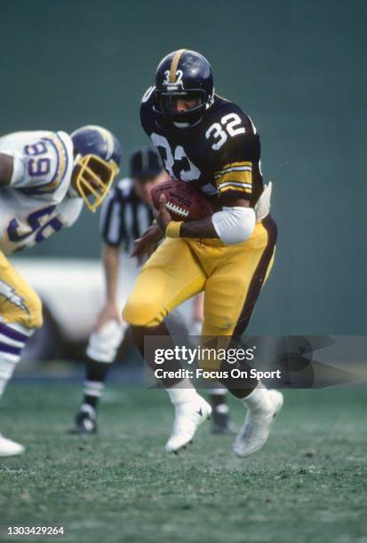 Franco Harris of the Pittsburgh Steelers carries the ball against the San Diego Chargers during an NFL Football game November 18, 1979 at Jack Murphy...