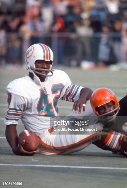 Wide receiver Paul Warfield of the Miami Dolphins in action against the Cincinnati Bengals during an NFL football game circa 1970 at the Orange Bowl...