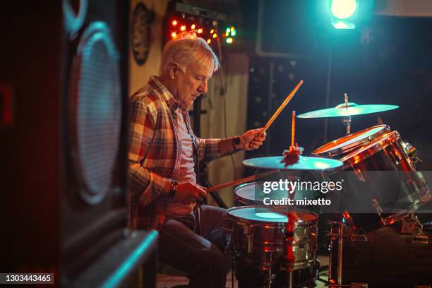 sentir el ritmo en la batería - playing drums fotografías e imágenes de stock