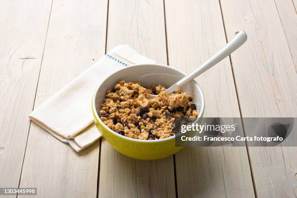 bowl with muesli chocolate and hazelnut - knusprig stock-fotos und bilder