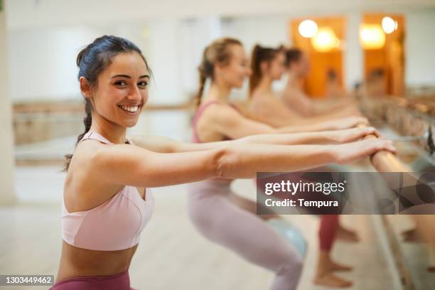 grupp av människor i rad på en barre träning klass. - barre class bildbanksfoton och bilder