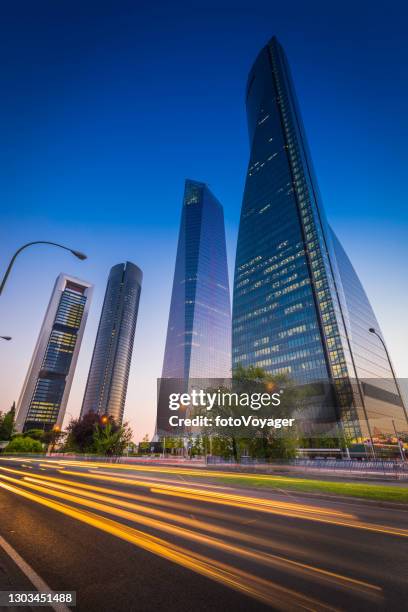 el tráfico rodado pasa por encima de los rascacielos futuristas cuatro torres madrid españa - paseo de la castellana madrid fotografías e imágenes de stock