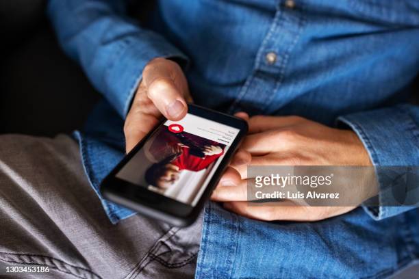 man using mobile dating app - dating app photos et images de collection