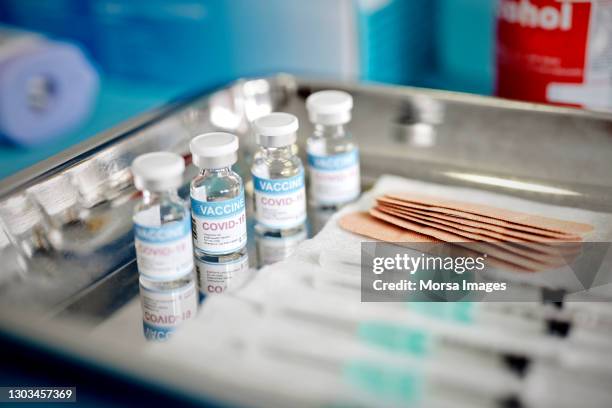 vials with the covid-19 vaccine and syringes are displayed on a tray at the corona vaccination center - covid 19 stockfoto's en -beelden