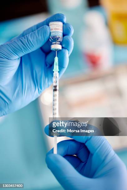 a health worker prepares a coronavirus disease (covid-19) vaccine. - dose 個照片及圖片檔