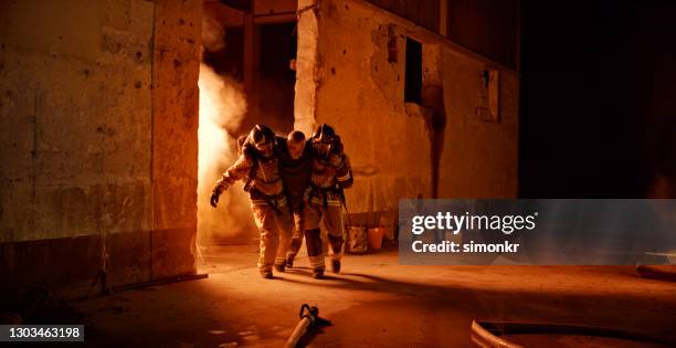 anziano soccorso dai vigili del fuoco - firefighters foto e immagini stock