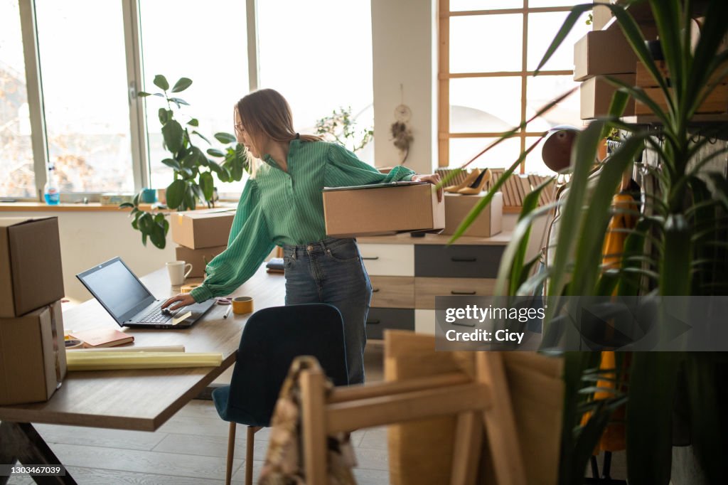 Junge arbeitet hart, um alle ihre Online-Mode-Shop-Kunden zu befriedigen