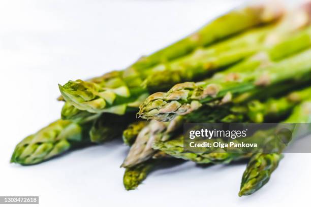 fresh asparagus on a white background. close up. - asparagus photos et images de collection