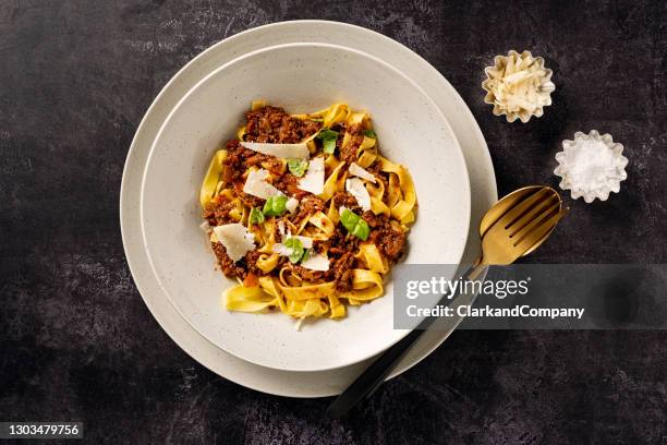 vista aérea de un plato de tagliatelle con salsa ragu. - tagliatelle fotografías e imágenes de stock