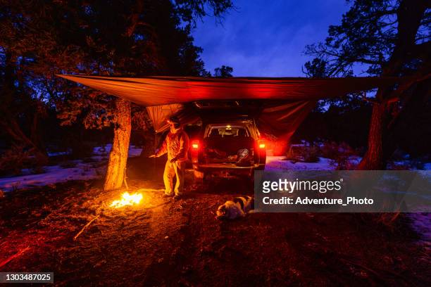 coche camping bushcraft con lona en invierno - tarpaulin fotografías e imágenes de stock