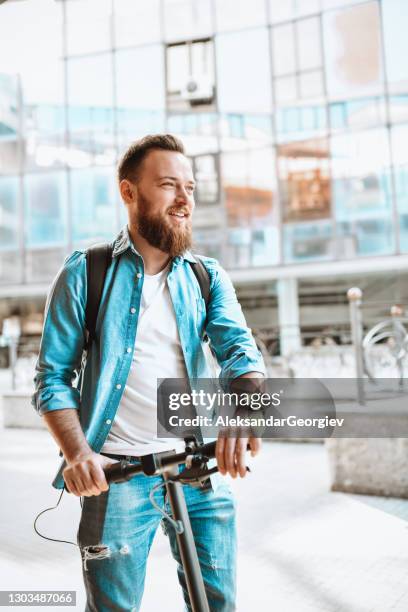 modern skäggig manlig student som rider elsparkcykel till universitetet - man with scooter bildbanksfoton och bilder
