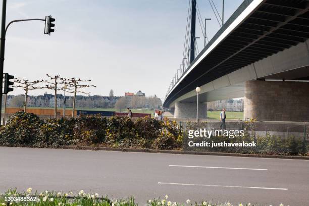 blick entlang der theodor-heuss-brücke in düsseldorf - theodor heuss bridge stock-fotos und bilder