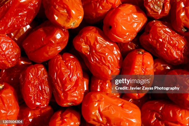 rotten cherry tomatoes - marcio foto e immagini stock