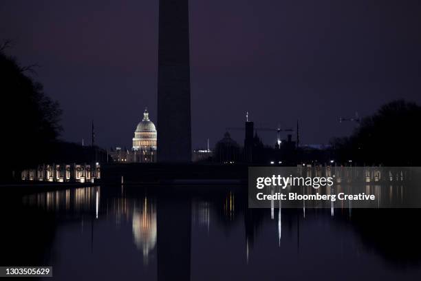 u.s. capitol building in washington - washington dc skyline night stock pictures, royalty-free photos & images