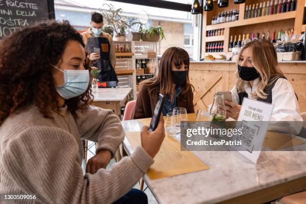 friends in a restaurant scanning online food and drinks menu - restaurant mask stock pictures, royalty-free photos & images