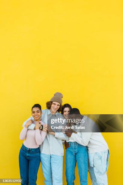 portrait of multi-ethnic group of young people - boy holding picture cut out stockfoto's en -beelden