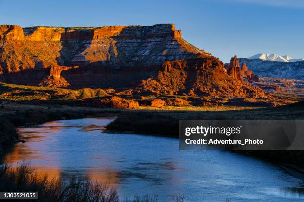 western sunset fisher towers la sal mountains - moab utah fotografías e imágenes de stock