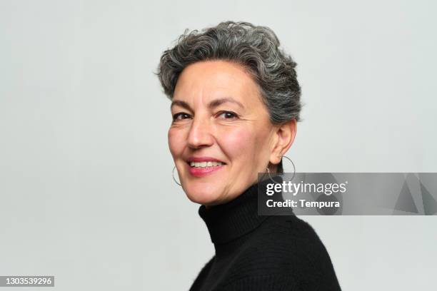 un'imprenditrice di profilo che guarda la telecamera. - profilo vista laterale foto e immagini stock