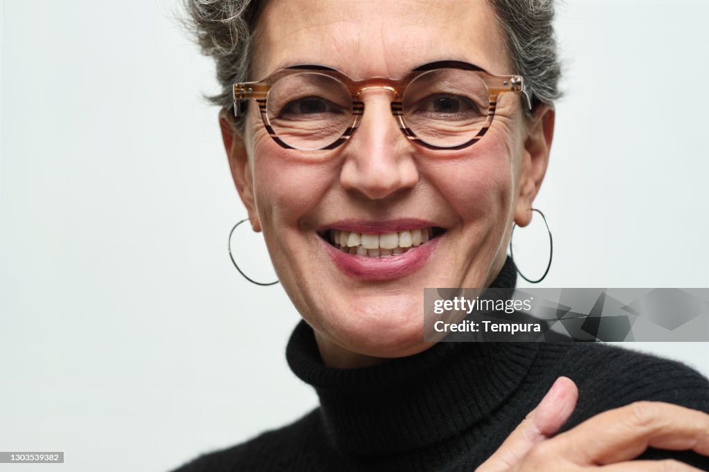 Una bella donna che guarda la telecamera.