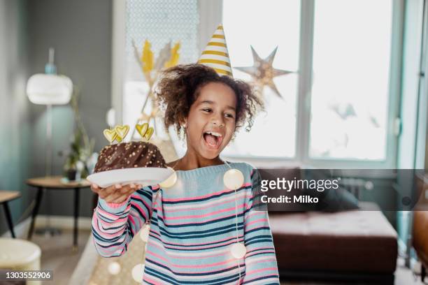 portret van een afrikaans amerikaans meisje dat verjaardag thuis viert - birthday stockfoto's en -beelden