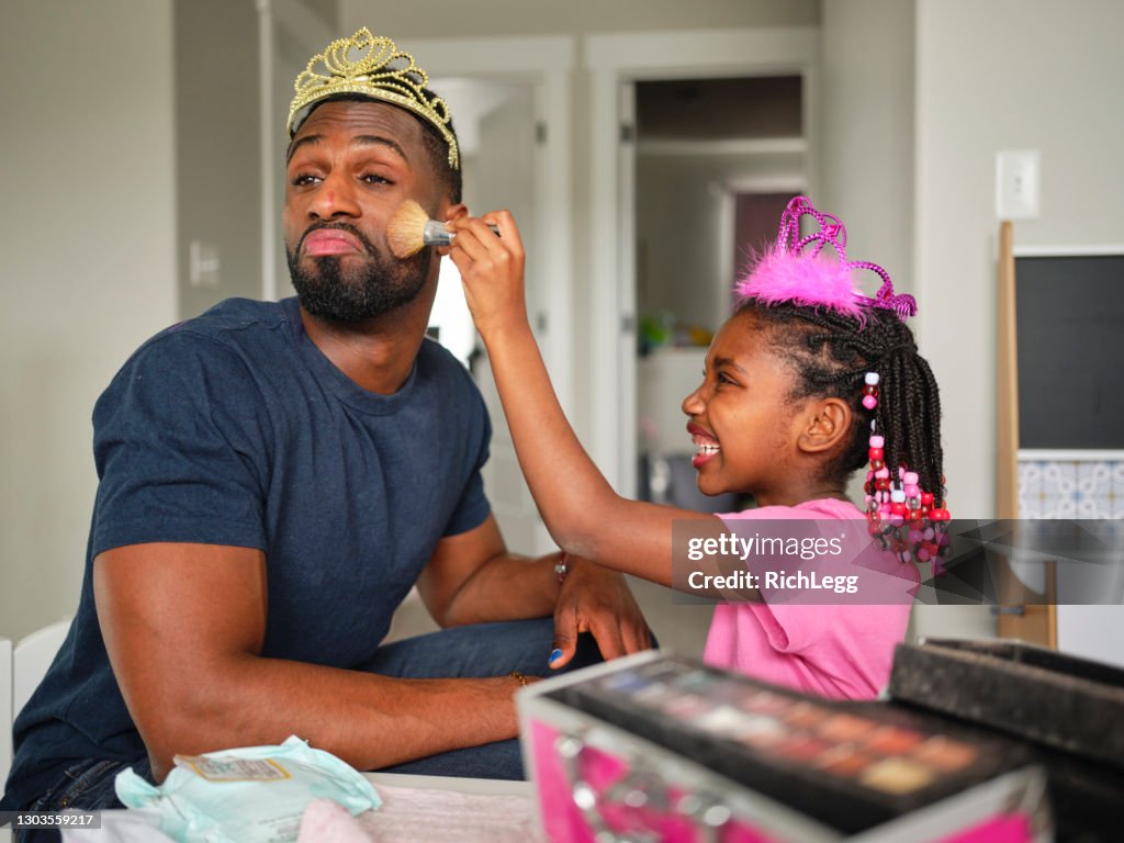 Papá e hija playtime vestirse y maquillarse