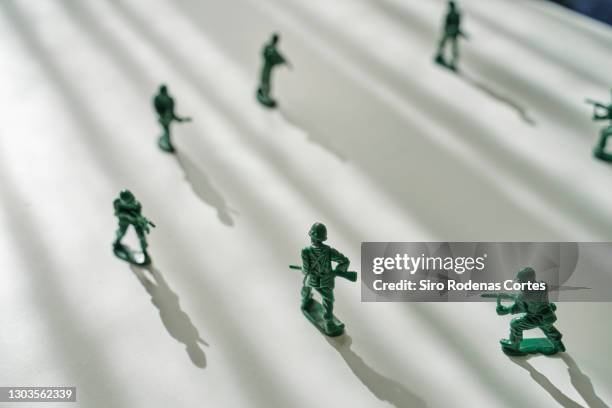 toy soldiers war concepts - army soldier toy stock-fotos und bilder